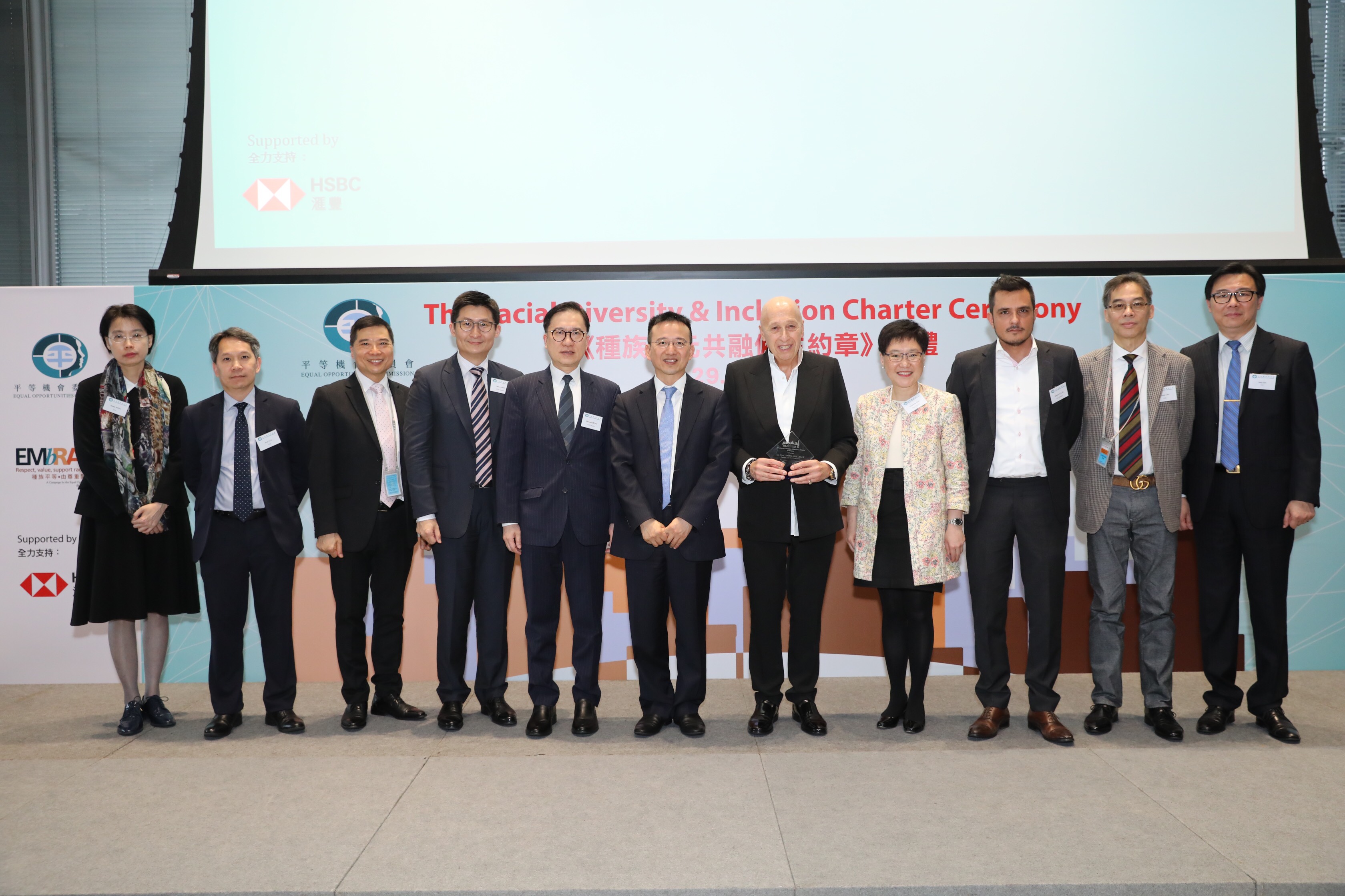 Under Secretary for Constitutional & Mainland Affairs, Mr Andy CHAN (centre) and Chairman of Lan Kwai Fong Group and keynote speaker, Dr Allan ZEMAN (fifth from right) posing for a group photo with EOC Member Dr Henry SHIE (fourth from left), Dr Sigmund LEUNG (fifth from left), Dr Rizwan ULLAH (third from right) and Ms Elizabeth LAW (fourth from right), and EOC Acting Chief Operations Officer, Dr Ferrick CHU(second from right).